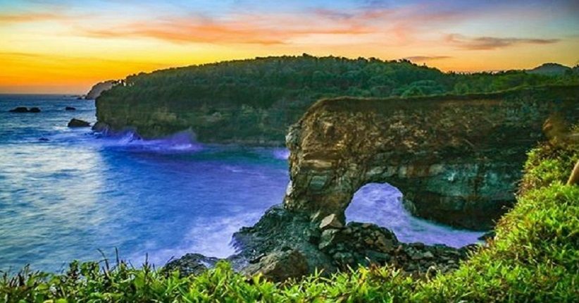 5 Air Terjun Di Jawa Timur Yang Langsung Jatuh Ke Laut